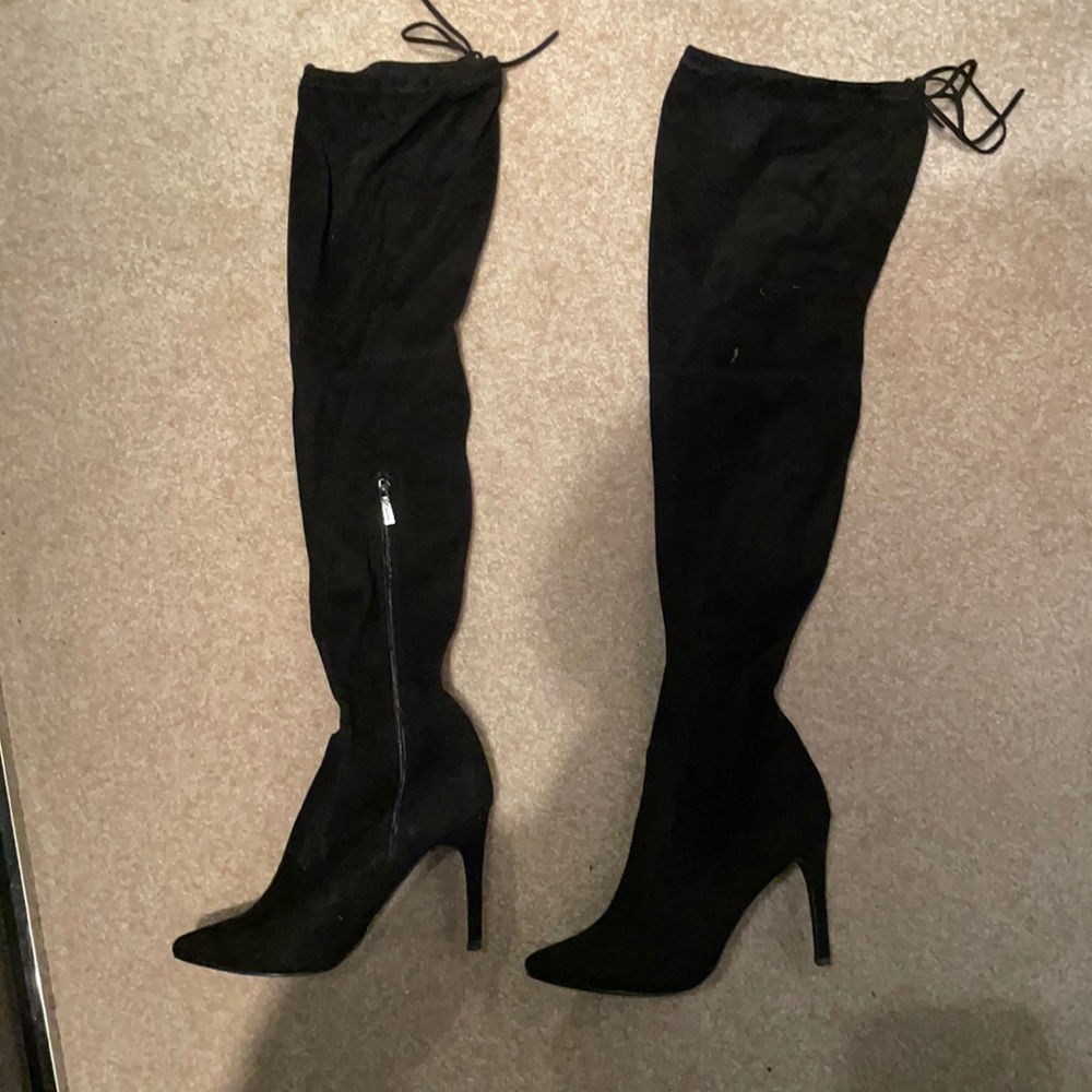 Black heeled boots